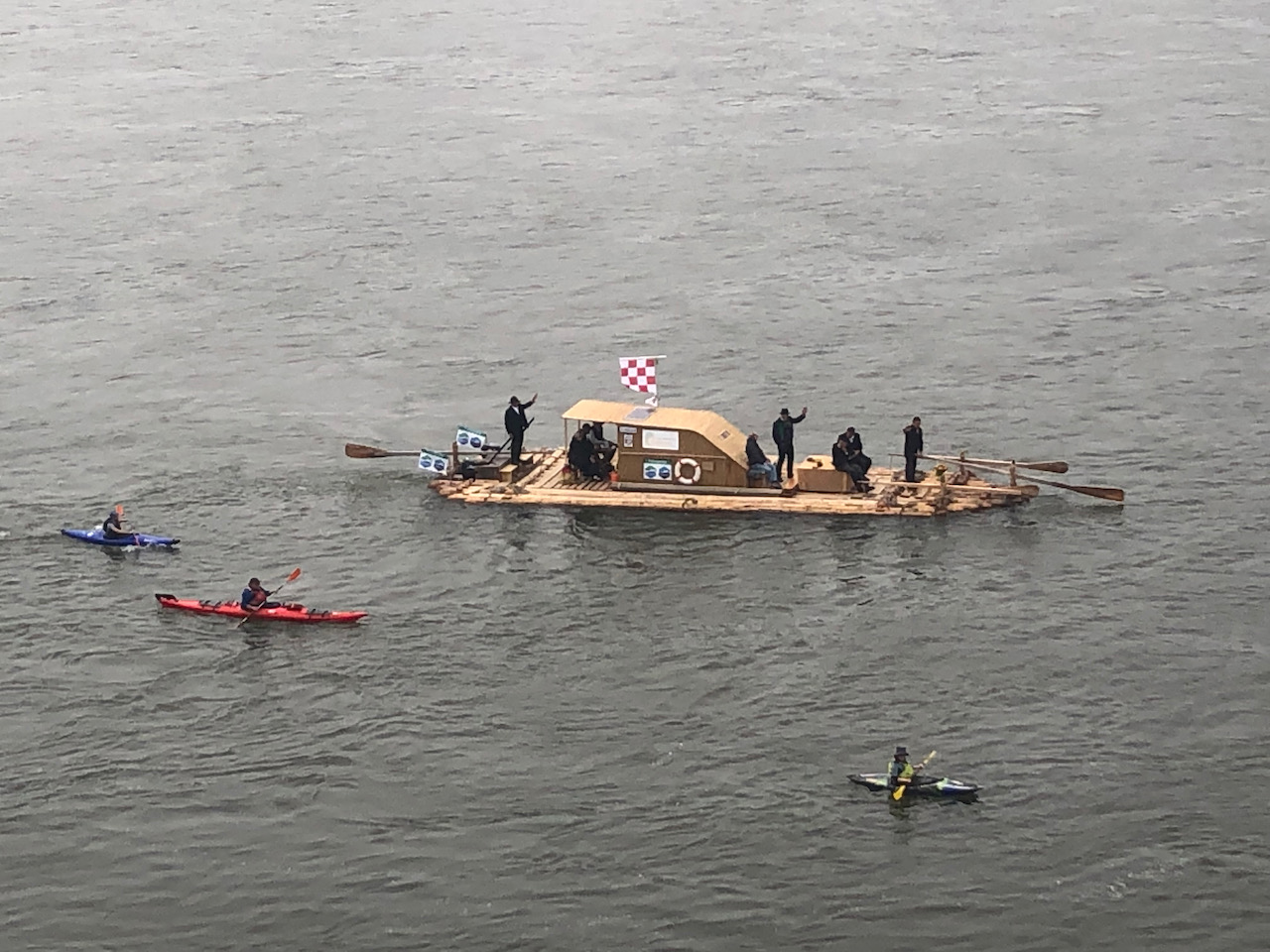 Mehr über den Artikel erfahren Floß-Eskorte